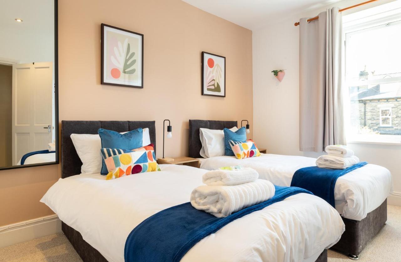 Beautiful 3 Bedroom Townhouse ฮาร์โรเกต ภายนอก รูปภาพ