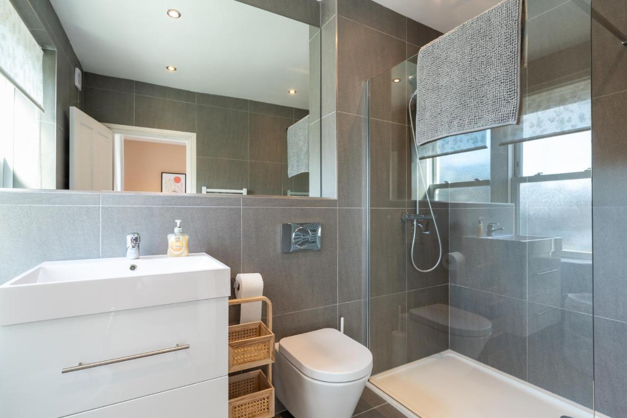 Beautiful 3 Bedroom Townhouse ฮาร์โรเกต ภายนอก รูปภาพ